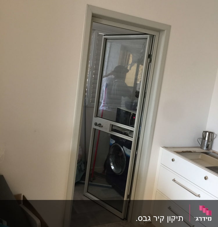 הרחקת הקיר שמאלה מהמטבח לפני הרכבת הדלת